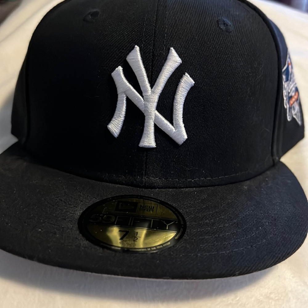 New Era 59 FIFTY Fitted New York Yankees hat. 2000 World Series logo on side.